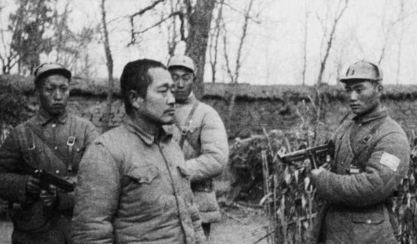 杜聿明被活捉後很高傲,見到毛主席的高階參謀,他羞愧地低下了頭 杜聿明被活捉後很高傲,見到毛主席的高階參謀,他羞愧地低下了頭