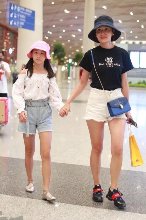 別看葉一茜平時低調,穿起闊腿褲來時髦得很,時尚辣媽當之無愧 別看葉一茜平時低調,穿起闊腿褲來時髦得很,時尚辣媽當之無愧