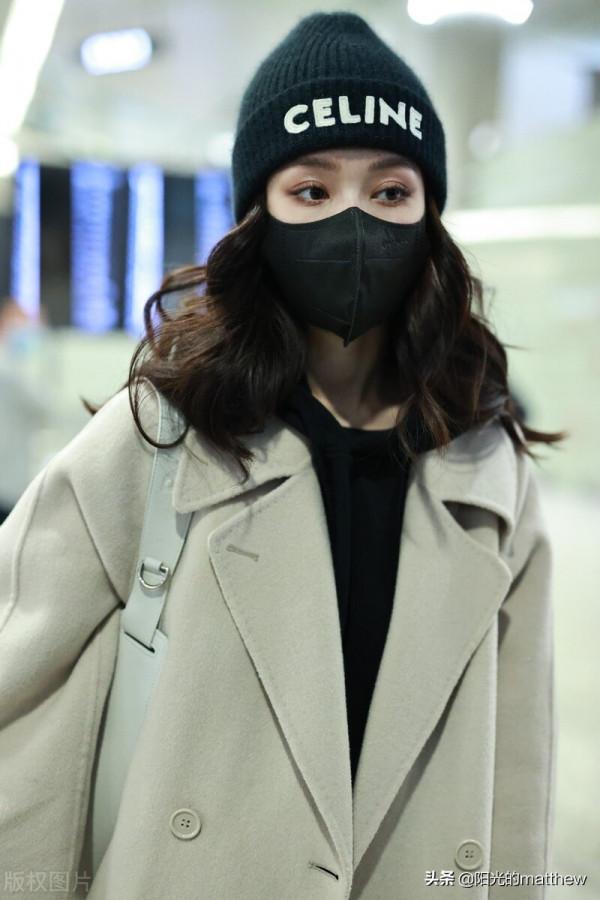 文詠珊穿米色毛呢大衣搭黑時尚大氣粉絲圍堵拍照人氣旺