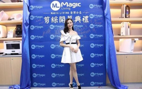 沒生過孩子也挺好的,萬綺雯和胡杏兒同框,相差9歲也看不出 沒生過孩子也挺好的,萬綺雯和胡杏兒同框,相差9歲也看不出