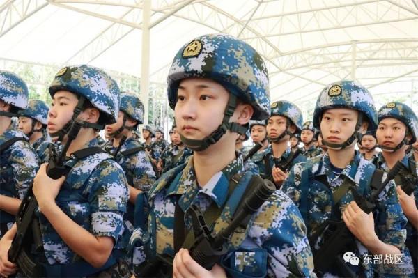 秋季入伍新兵，授槍