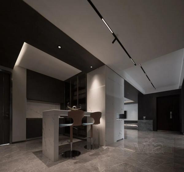 以沉靜之形 構築有趣真我 以沉靜之形 構築有趣真我