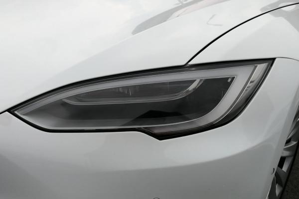 特斯拉Model S右前大燈發黃變暗，有三種處理方法，建議瞭解清楚