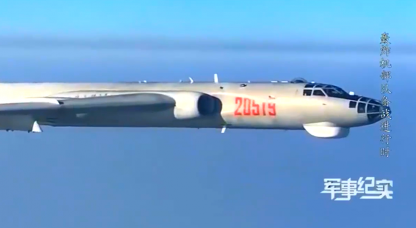 我軍機巡視領空，外機逼近並做出攻擊動作，我飛行員：看誰不怕死