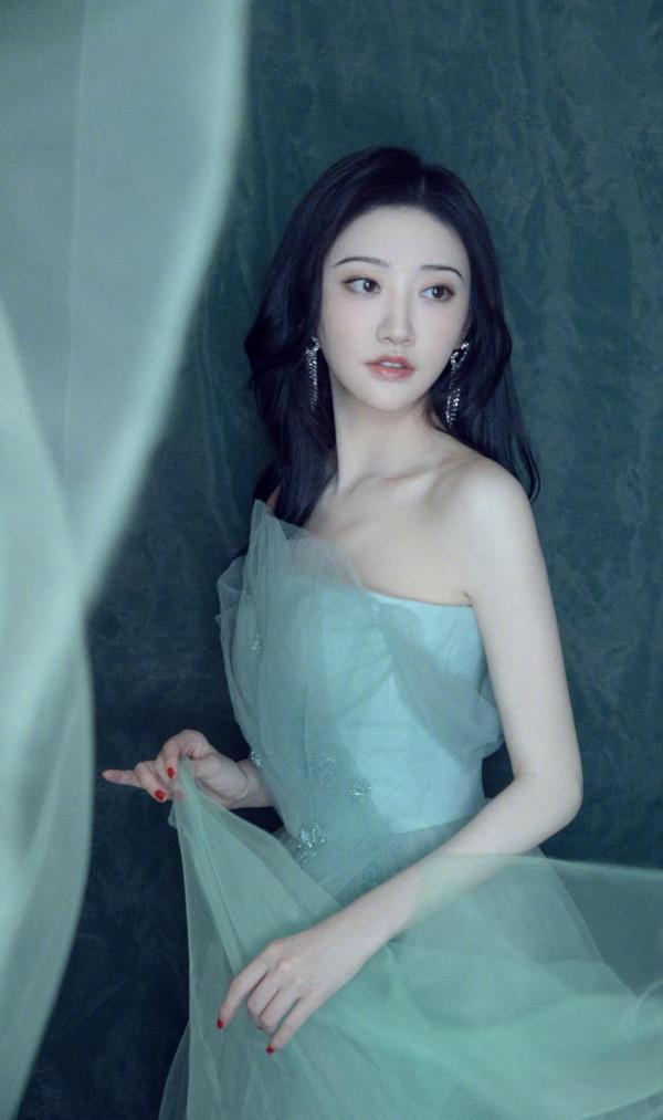 景甜秀新造型,超細眉毛嫵媚動人,綠色輕紗抹胸裙似仙女下凡 景甜秀新造型,超細眉毛嫵媚動人,綠色輕紗抹胸裙似仙女下凡