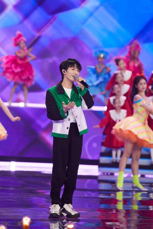 央視國慶晚會眾星亮相,他們的造型成亮點,國風元素最搶眼 央視國慶晚會眾星亮相,他們的造型成亮點,國風元素最搶眼