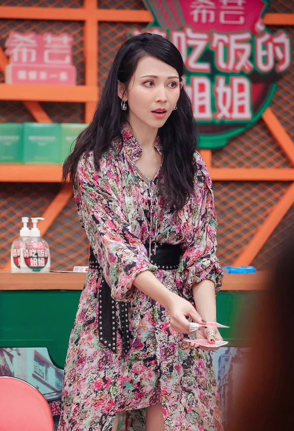 蔡少芬才是真正會穿搭的人，格紋襯衫配馬丁靴洋氣減齡，哪像48歲