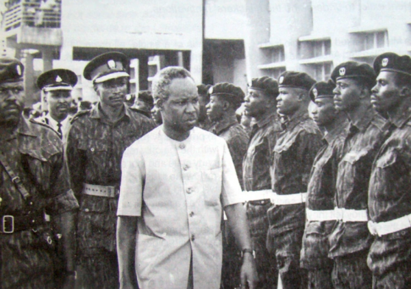 毛主席會見坦尚尼亞總統尼雷爾，閒聊時開玩笑：你們那野獸很多吧