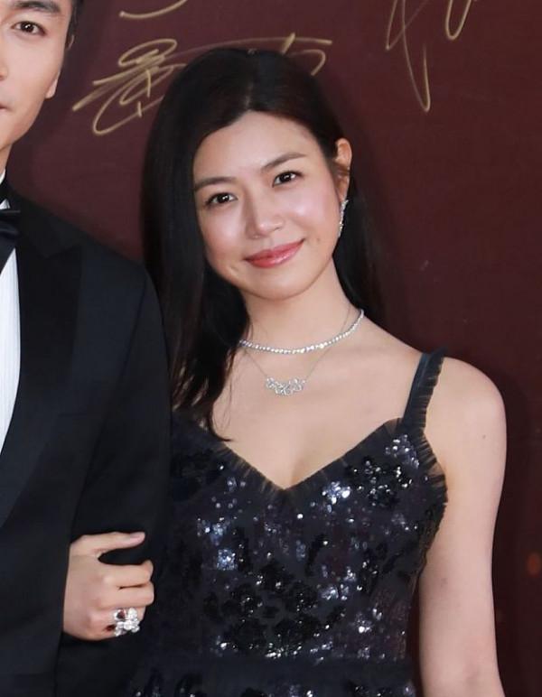 陳妍希與陳曉甜蜜挽手，身穿亮片裙有點顯壯，但“包子臉”挺可愛