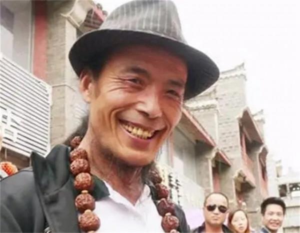 “徒步狂人”謝建光：35年拉板車走30萬公里，59歲止步黑河