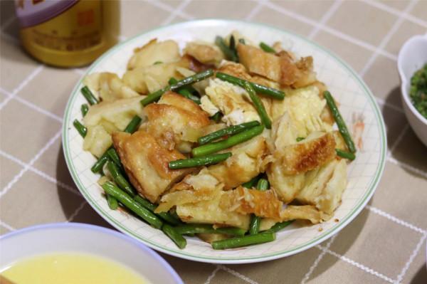 河南老兩口的極簡晚餐，一粥一菜走紅朋友圈，“鏟兒饃”勾起回憶