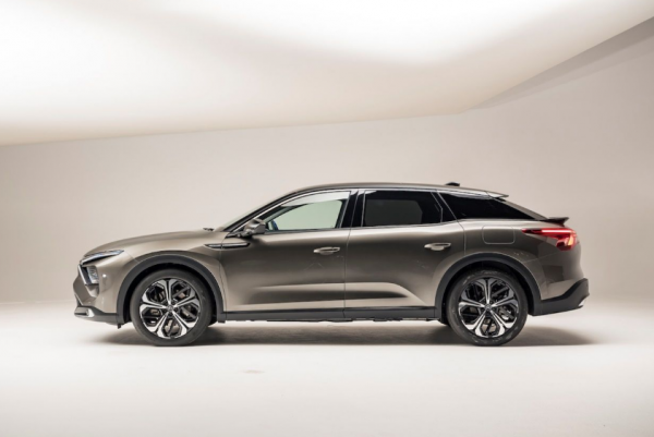 賓士&OpenCurlyDoubleQuote;三廂SUV&rdquo;諜照曝光：網友評價的是審美，車主關心的是價格