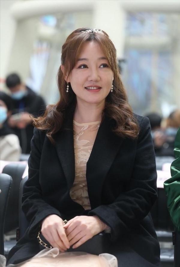 薛佳凝跟男性好友聚會被拍，臉頰鬆弛皺紋多，但真實自然沒打針