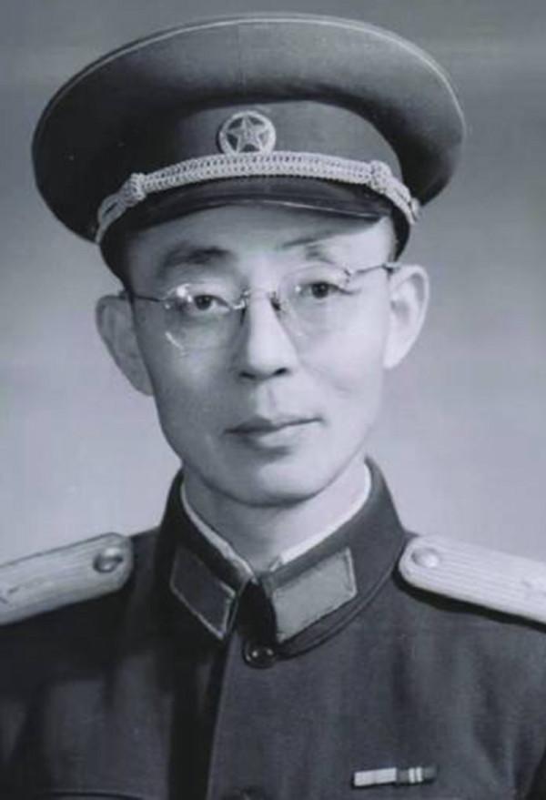 他曾擔任55軍政委，後來被黃永勝打壓，軍區的副司令及時相救