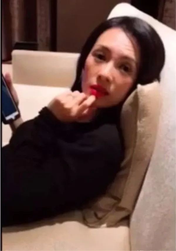 章子怡靠在沙發上，眼窩深陷額頭紋明顯，才生完就這麼老了