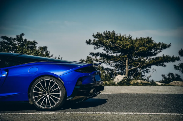 這輛跑車帶給我的全新認知，居然是豪華、舒適和足夠便宜