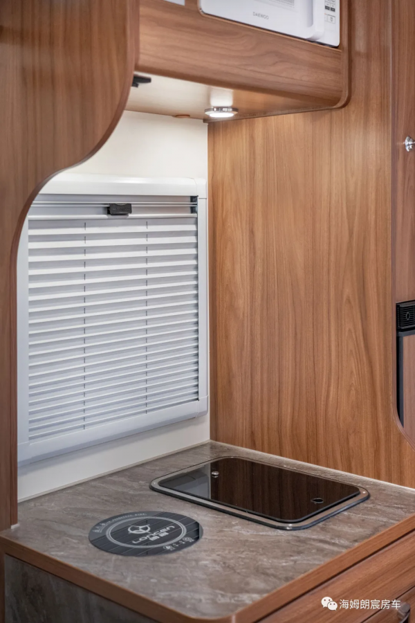 朗宸T型房車，環形沙發大客廳+縱置大床、更適合多人旅行商務洽談