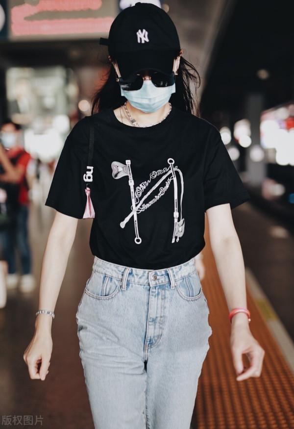 唐嫣穿黑色T恤搭配破洞牛仔褲，戴棒球帽簡單時髦