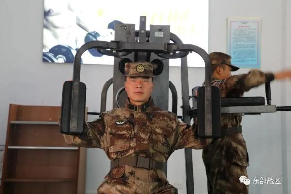 新兵下連，“鐵骨硬旅”的迎新儀式很溫暖