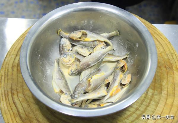 焦燒小黃魚,先炸再煨更入味,魚肉香酥味道鮮,連魚骨都能嚼著吃 焦燒小黃魚,先炸再煨更入味,魚肉香酥味道鮮,連魚骨都能嚼著吃