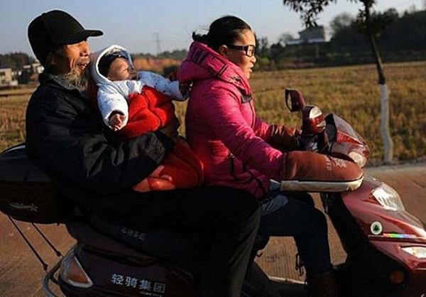 8年前，湖南71歲郎中生一男孩，如今由外婆照顧，夫妻倆在外旅遊