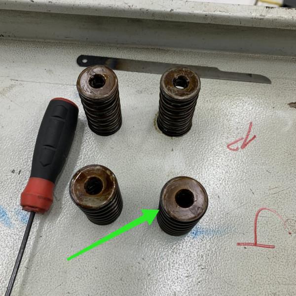 20萬公里的本田維修，冷啟動時排氣口冒藍煙，2千公里燒掉1升機油