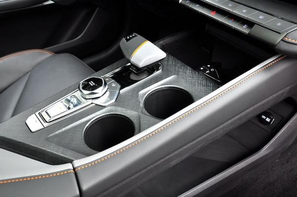 試駕即將上市的長安UNI-V：個性十足 效能更佳