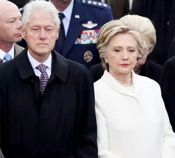2005年，克林頓參加特朗普婚禮，和新郎新娘拍下一張親密合影