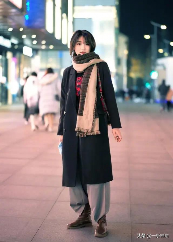 大衣和哪些褲子搭配更時髦？冬天通勤太沉悶換種思路，顯瘦又高挑