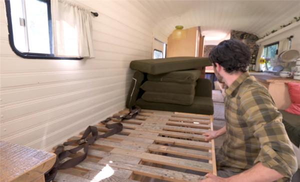 一家四口低價買2001年廢舊大巴，將22㎡空間變成蝸居，生活太幸福