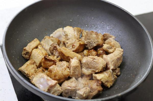 做紅燒排骨，記住“加2樣先炒後燜”，味道香，骨頭一抽就出來