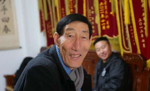 “中國巨人”鮑喜順，不顧醫生勸阻，57歲生下兒子，如今怎樣了？