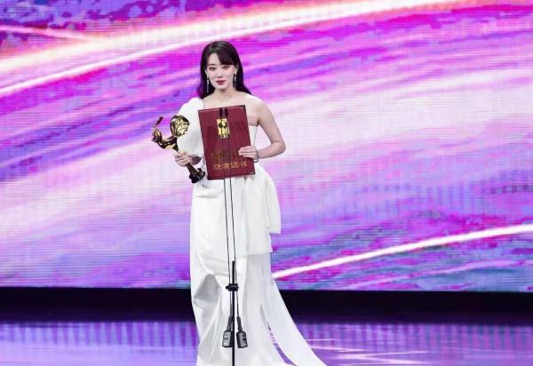 張小斐斬獲“金雞獎最佳女主角”，反致小學生作文走紅，再掀熱議