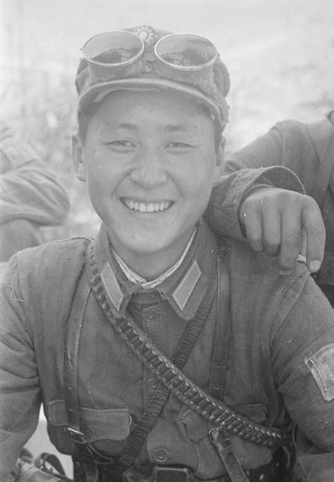 為什麼總感覺美國大兵在戰爭時候都愛戴著墨鏡打仗,耍酷的嗎? 為什麼總感覺美國大兵在戰爭時候都愛戴著墨鏡打仗,耍酷的嗎?