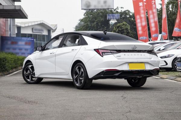 軸距2720mm，外觀顏值出色，油耗低至6.4L，帶你看第七代伊蘭特