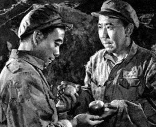 朝鮮戰場，我軍男兵救治凍傷女戰士，女兵不知戰友姓名滿是遺憾