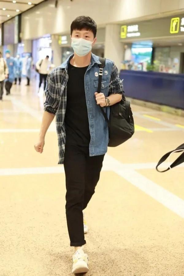 原來馬龍這麼會穿,拼接襯衫造型像潮流博主,拍時尚大片也很有範 原來馬龍這麼會穿,拼接襯衫造型像潮流博主,拍時尚大片也很有範