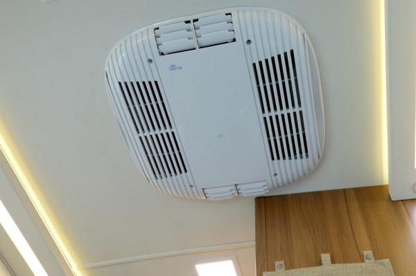 衛航V590，橫置大床，可睡兩人