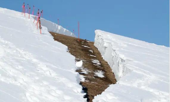 日本又現怪事！北海道知名雪山突然“裂了”，官方第一時間封山