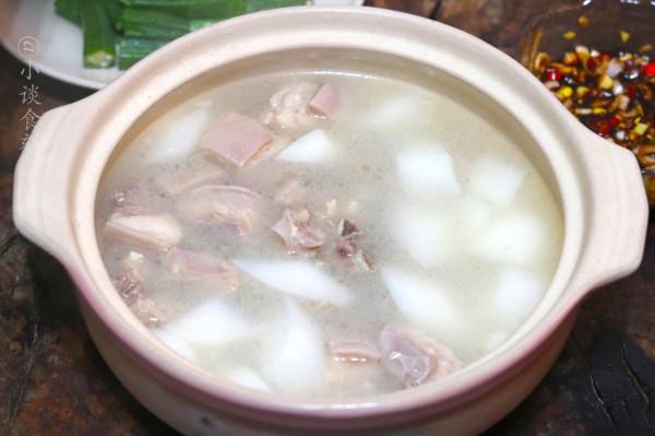 燉羊湯時，開水還是冷水下鍋？區別很大，做錯有羶味湯色不奶白