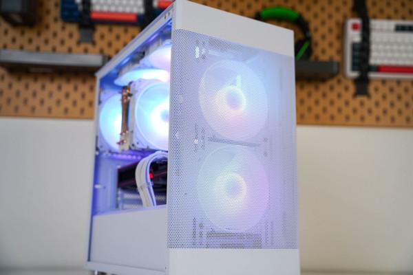 雪裝中的紛呈色彩，主流電競桌面主機裝機分享