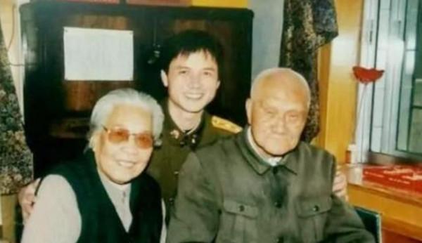 在延安特務持木錘擊打毛主席後腦,警衛擋下,活百歲享正軍級待遇 在延安特務持木錘擊打毛主席後腦,警衛擋下,活百歲享正軍級待遇