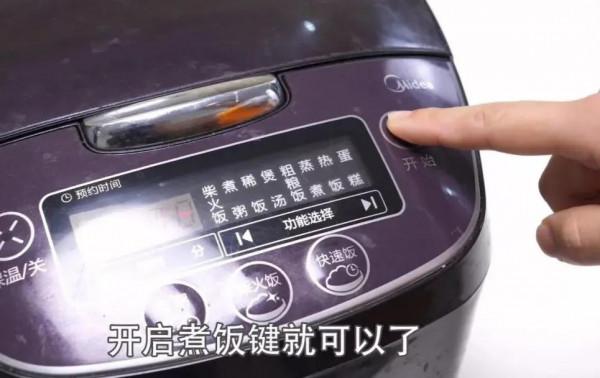 把一整隻雞放電飯煲裡，不放水和油，沒想到出鍋後比烤雞還好吃