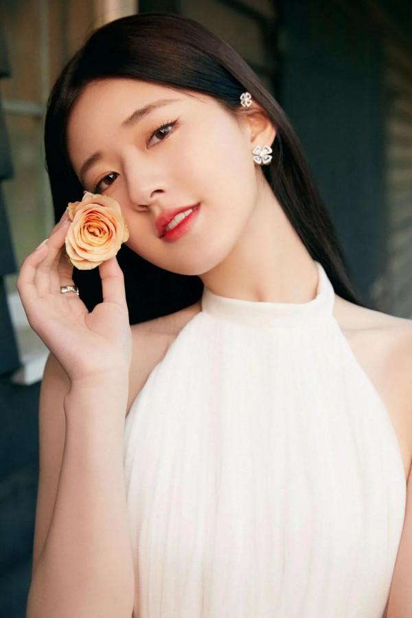 趙露思，青年演員，猶如怒放的玫瑰