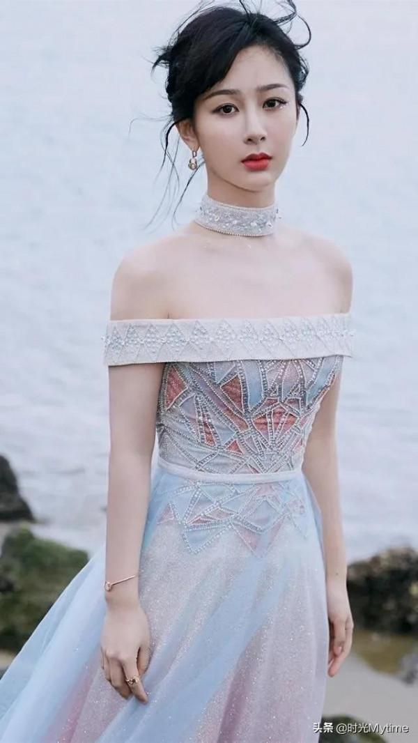 明星桌布：楊紫，挺好看的呀，為什麼宋丹丹說長的醜呢？