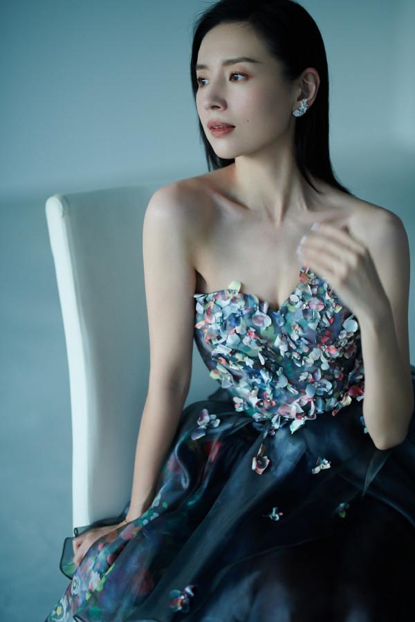 董潔穿花瓣長裙走紅毯,優雅自信狀態線上,新劇演繹反差大齡母親 董潔穿花瓣長裙走紅毯,優雅自信狀態線上,新劇演繹反差大齡母親