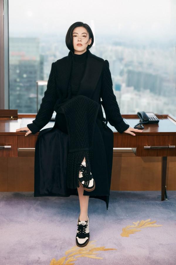 張柏芝全黑穿搭酷感滿滿 幹練造型彰顯颯姐風範