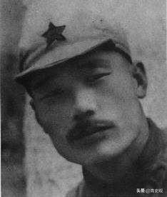 他是百歲中將，拒絕秘書的新轎車，擔任過60多個學校&OpenCurlyDoubleQuote;校長&rdquo;