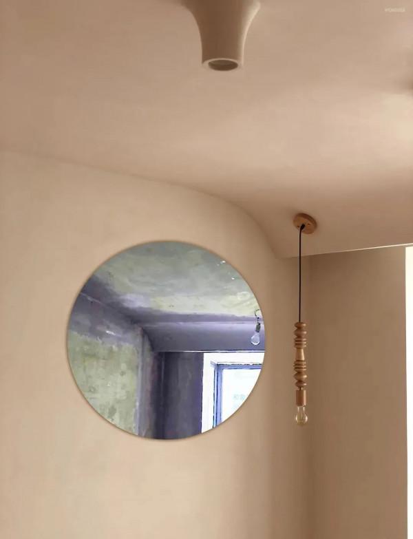 將狹隘的空間進行拆解重合，串聯出80㎡寬闊溫馨的居心地