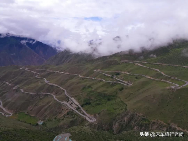 西藏新疆環遊第六站-雲霧中天路72拐好美，怒江大峽谷堵車真危險